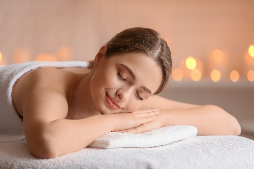 Khách hàng thư giãn sau liệu trình đá nóng